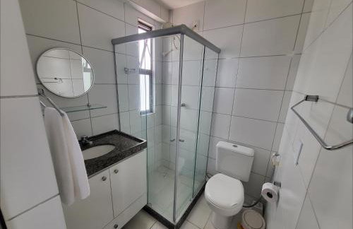Confortável apartamento com 2 quartos, sendo um suíte, varanda, ampla sala, cozinha área de serviço e banheiro social - Foto 3