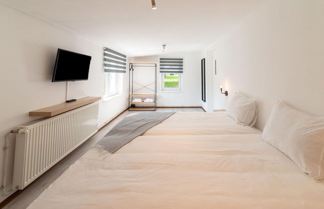 Spacious Villa With Tennis - Photo 11