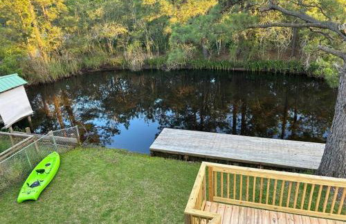 Bay Breeze Bliss-Hot Tub, Bar and Canal 5mi to Beach - Foto 4