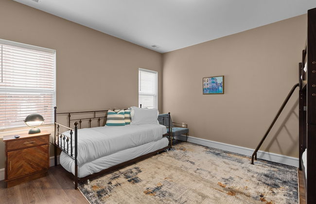 Bright Urban Comfort | JZ Vacation Rentals - Photo 3