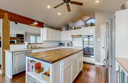 Spacious Lakefront Hideaway with Decks, Grill, Billiards, Tennis & Pool - Foto 10