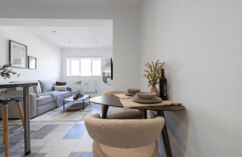 Designer 1BR I Work-From-Home Ready I Fast Wi-Fi - Foto 34