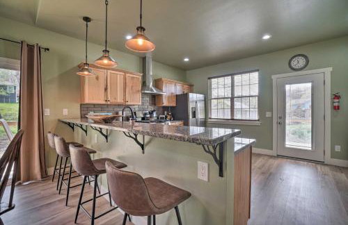 Modern Retreat with Deck Walk to White River! - Foto 8