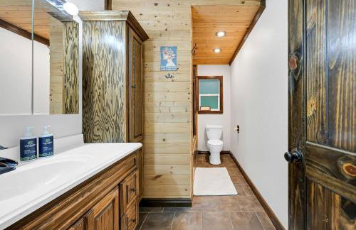 Chalet Seraphina - Cozy Pet Friendly Hot tub - Photo 29