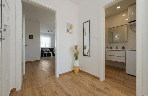 Dolphin view with a pool by the beach - Foto 12