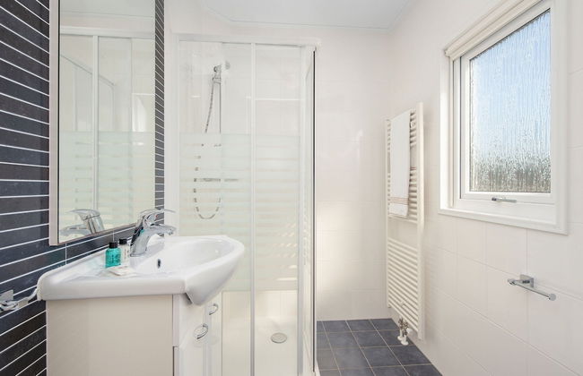 Lakeside Cottage With Boat - Photo 6