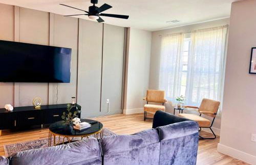 Loop, New Luxurious Large 3BR House, Sleeps 11 with Free Parking - Photo 60