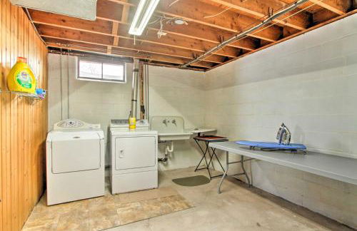 Cozy Postville Retreat with Fireplaces and Yard! - Foto 28