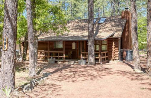 Charming Log Cabin in Tall Pines with Fire Pit Near Trails & Lake - Foto 10
