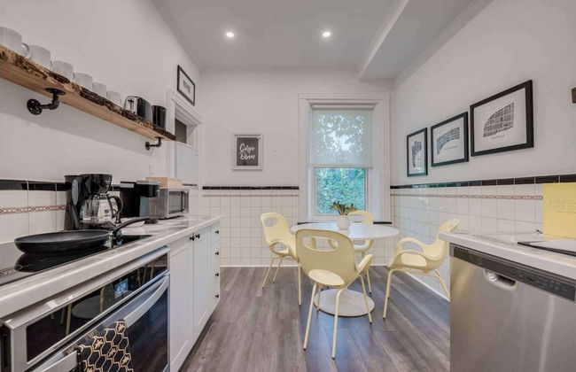 Casa Queen East Jaw Dropping 3BR Suite - Photo 8