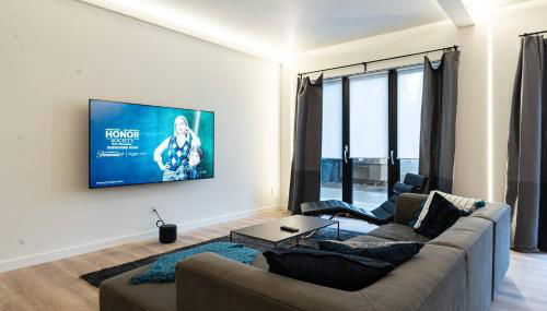 Large Modern Loft in Central Location - Photo 2