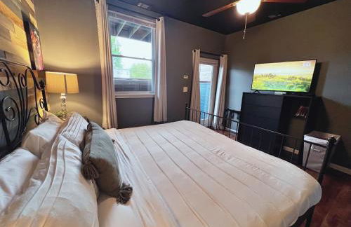 The Banksy-Free Parking -4 bedroom w King bed- Firepit Rooftop near United Center - Foto 23