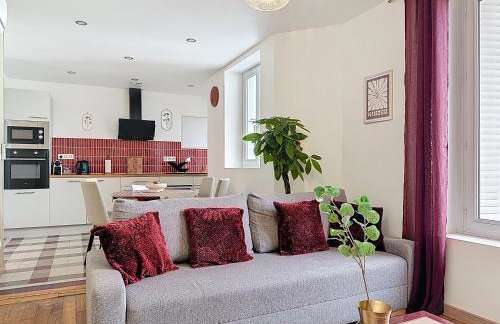 Le Baron Rouge - T4 Élégant & Spacieux - Parking Privé - 6 personnes - Climatisation - Centre ville de Saint-Etienne - Foto 4