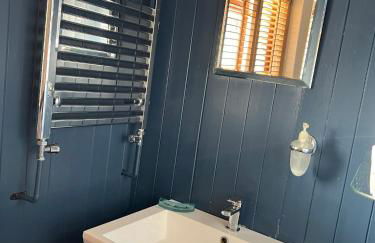 Crescent Cottage, sleeps 8, pet friendly - Photo 6