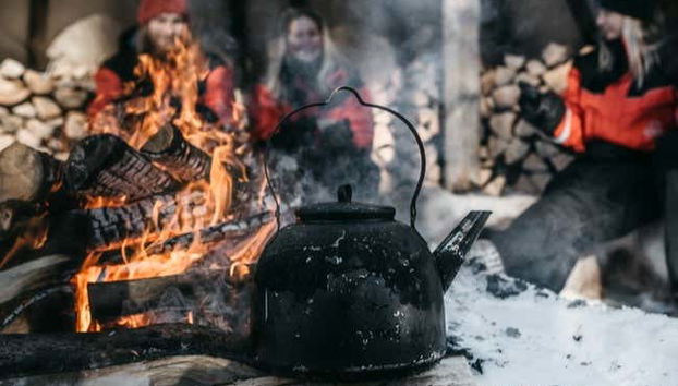 Gruppo gustando una bevanda calda