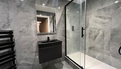 Moonlight Lodge - 4 bedroom Barn with Hot Tub! - Foto 3, Shower