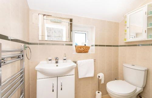 Single Room with a shared Kitchen and bathroom in a 5-Bedroom House at Hanwell - Foto 10