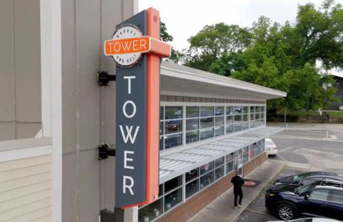 Vibrant Neon Condo Near Restaurants, Coffee and Bars - Foto 40