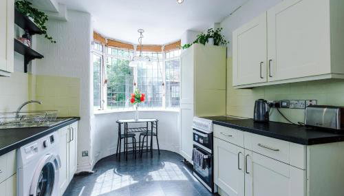 3 BR Property in Prestwich 15 mins from Manchester City Centre Garden Free parking Superfast WIFI Netflix - Foto 2, stove, pet friendly, toaster