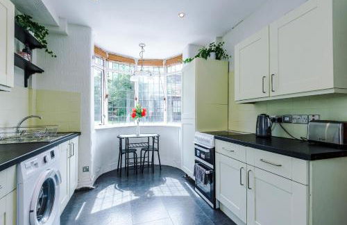 3 BR Property in Prestwich 15 mins from Manchester City Centre Garden Free parking Superfast WIFI Netflix - Foto 2