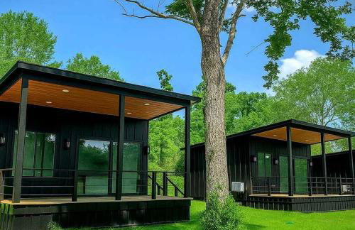 Tranquil Tiny Home Resort with Heated Pool & Goats near Houston, Hempstead Texas - Foto 60