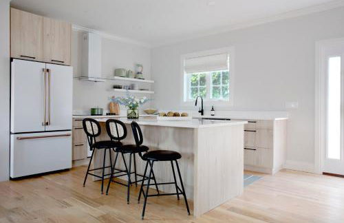 Lakeview Villa with Private Hot Tub, Firepit & Spacious Decks with Breathtaking Cliff Views - Foto 9