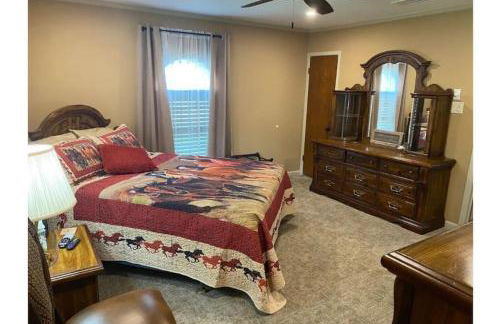 StockYards! Walk 3 Blocks-Ranch House sleeps 8 - Foto 60