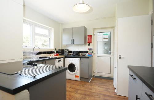 Homely ! Perfect for Contractors and Guests with Private off street parking - Foto 2