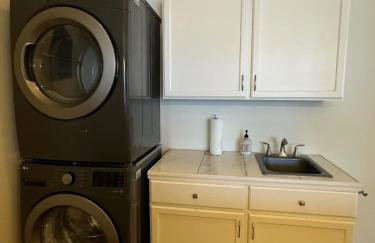 Spacious 4 BR 2BA Home with Bar and Fenced Yard - Foto 16