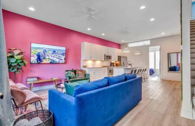 NEW Pink Howdy Oasis 13 Beds Rooftop View Parking - Foto 11