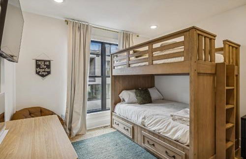 Modern Multi-Level Retreat with Rooftop Hot Tub - Foto 33