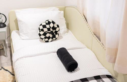 Amanah Properties - Elegant 4-Bedroom Home in Wembley with Parking, Perfect for Contractors - Foto 4