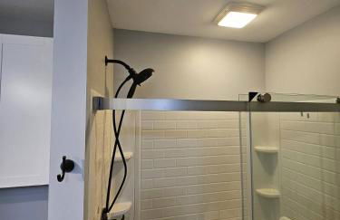 King Bed Outdoor Fireplace Seconds From Highway - Foto 7