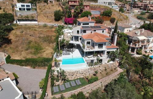 ULTIMATE LUXURY DREAM VILLA with 7 BEDROOMS, GYM, SPA and INFINITY POOL - Photo 29