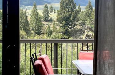 Scenic Mountain Cabin with Creekside Deck & Outdoor Fireplace near North Meadow Creek, Montana - Foto 18