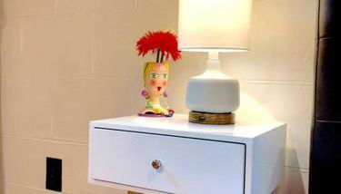 Live in this iconic East Side lower level unit - Foto 3