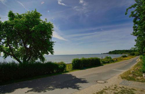 strandnahe Idylle am Meer, private Badestelle mit Strandkorb - Gutshof Ostseeblick FeWo Nr 04 - Photo 26