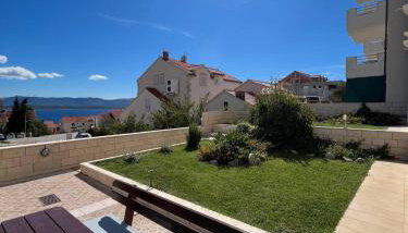 Apartments Mikulić - Photo 5, Garden view