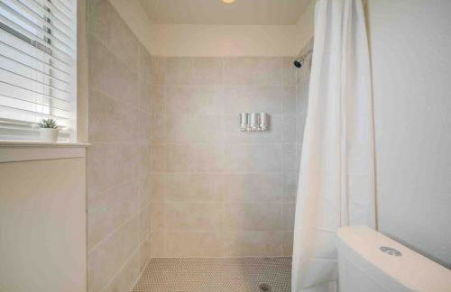 Stunning 4BR 2BA Hot Tub Cozy Holiday Home in Plano - Foto 26