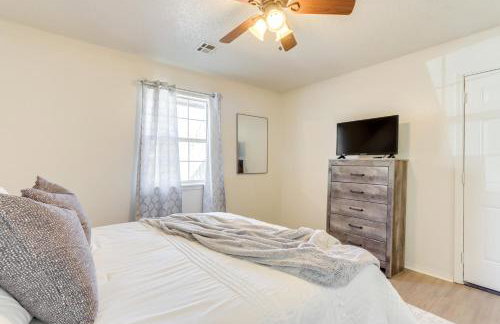 Home with Fenced Yard Near Dtwn Rogers! - Foto 13