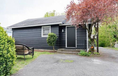 Retro Retreat: 1br home w/ WFH desk, livingroom, and fire pit - Foto 31