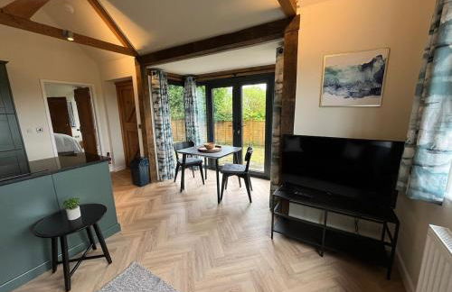 The Acorn Goodwood luxury lodge house 10 minute walk from Goodwood Festival of Speed - Foto 21