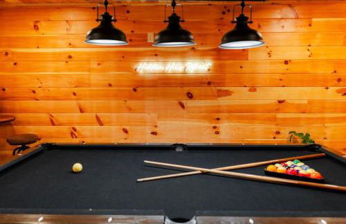 Sleeps 16 Luxury Cabin with Game Room & Hot Tub - Foto 10