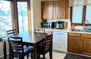 Spacious Downtown 2-bdrm Apartment - Photo 34