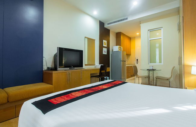 Silom convent garden - Photo 54