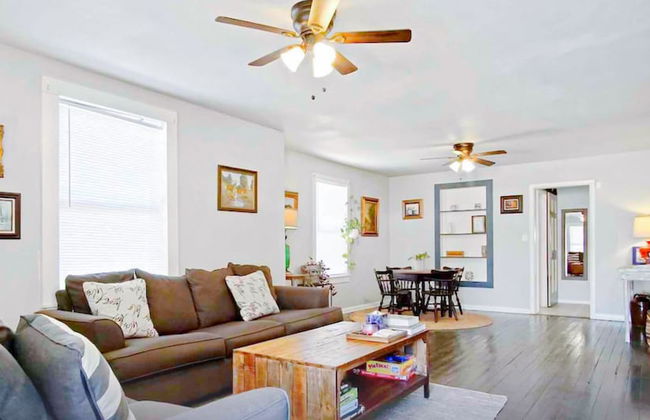 2BR Cozy House Near Plaza District - Photo 1