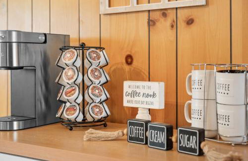 Tranquil Retreat with Fenced Backyard, Hot tub & Bar - Foto 15