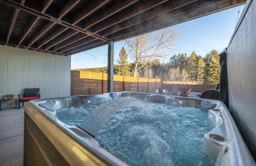 Fireside Haven - Hot Tub & Downtown Walkable - Foto 29