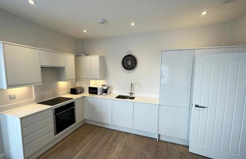 Beachfront Bliss Apartment - Near Hythe - On Beach Seafront - Private Parking - Photo 6