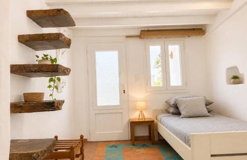 The simple two-bedroom house at Klima Beach - Photo 8